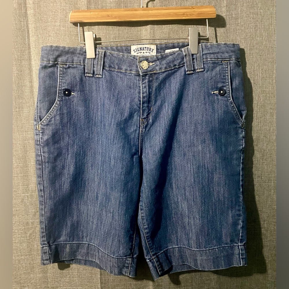 Signature Levis Women's Misses 18 Button Flap Pockets Denim Walking Jean Shorts